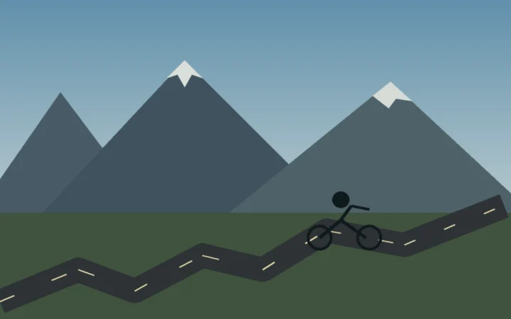 Strada di passo alpino con tornanti e moto in alta quota