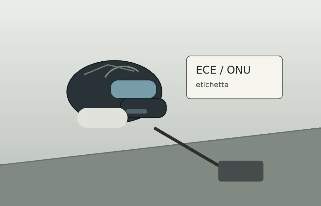 Etichetta interna di un casco moto e cinturino con chiusura allacciata