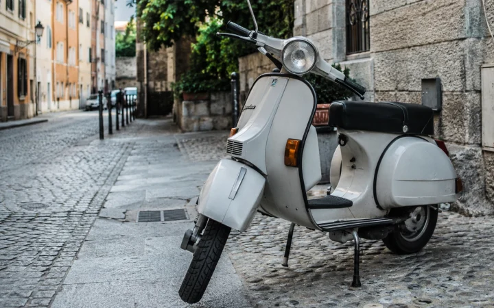 Vespa PX in sosta su una strada italiana