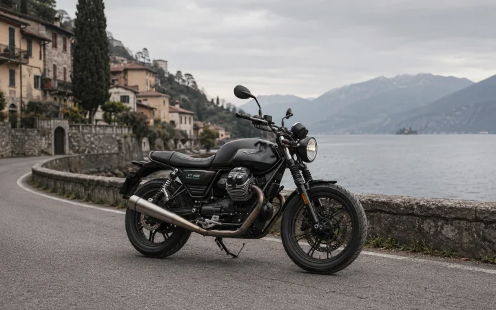 Moto Guzzi V7 in sosta su una strada vicino al lago