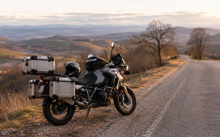 Moto da turismo ferma durante una pausa di viaggio su una strada lombarda