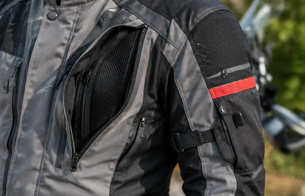 Dettaglio di aperture di ventilazione e protezioni su una giacca moto touring