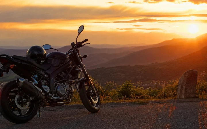 Moto parcheggiata in un punto panoramico all'alba