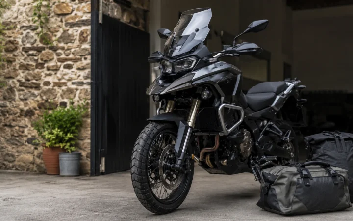 Controllo delle sospensioni moto prima di un viaggio