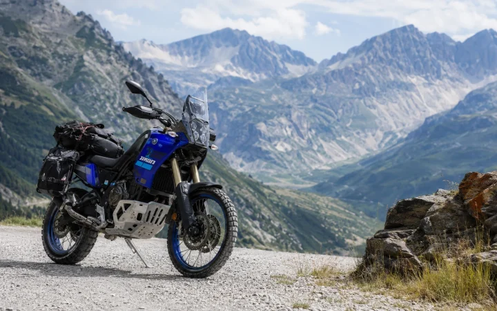 Yamaha Ténéré su una strada sterrata di montagna
